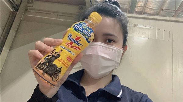 Khách hàng đầu tiên nhận giải Đặc biệt 100 triệu đồng từ chương trình Xé ngay trúng liền