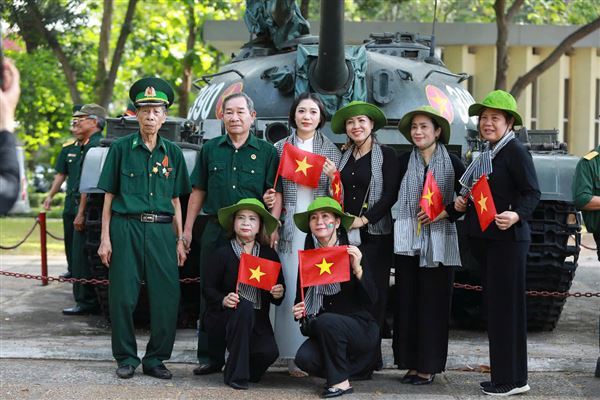 Người dân Thành phố Hồ Chí Minh hân hoan, tự hào về lịch sử vẻ vang của dân tộc