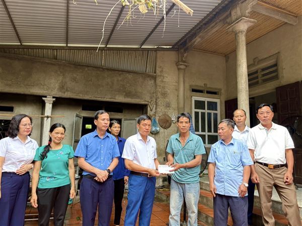 Công ty Cổ phần Bia Hà Nội - Hồng Hà thăm hỏi, động viên gia đình các nạn nhân đuối nước tại Phú Thọ