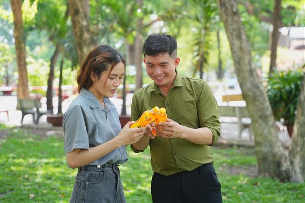 Giữa mùa nắng nóng gay gắt, nhiều người trẻ thích thú xé nhãn chai nước để “săn thưởng”