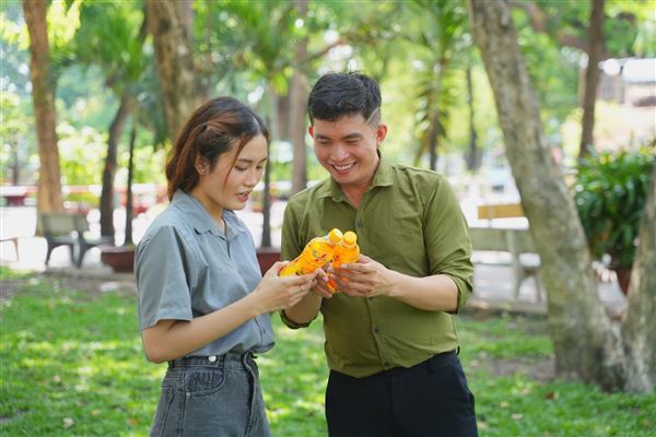 Giữa mùa nắng nóng gay gắt, nhiều người trẻ thích thú xé nhãn chai nước để “săn thưởng”