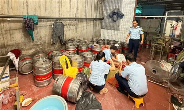 Phát hiện một cơ sở có dấu hiệu sản xuất, kinh doanh bia giả mạo nhãn hàng nổi tiếng