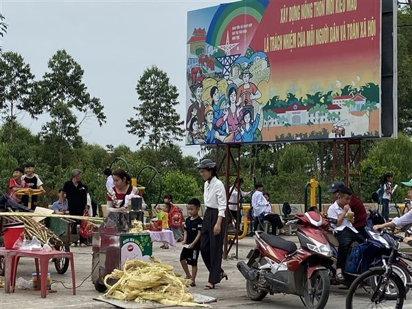 Đồ uống không rõ nguồn gốc tràn lan cổng trường học - Nguy cơ “ngấm độc” ngay từ ghế nhà trường