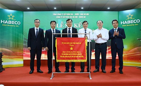 Công ty Cổ phần Bia Hà Nội - Nghệ An: Vinh dự đón nhận Cờ thi đua của UBND tỉnh Nghệ An
