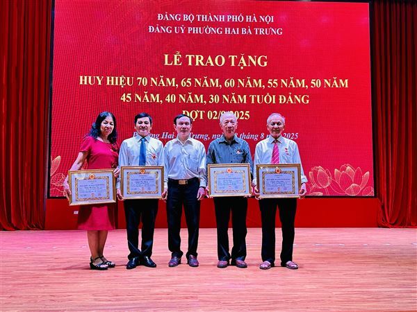Đảng ủy phường Hai Bà Trưng tổ chức Lễ trao Huy hiệu Đảng cho 124 đồng chí Đảng viên đợt 2/9