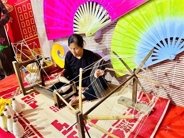 Xuân về trên vai mẹ