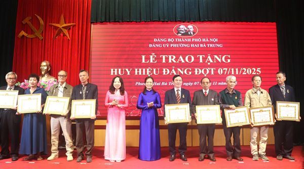 Đảng bộ phường Hai Bà Trưng trao Huy hiệu Đảng đợt 7/11/2025